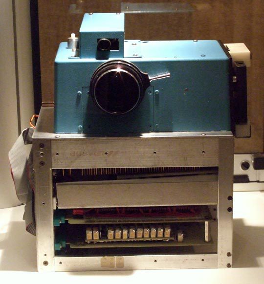 The first prototype digital camera, developed by Kodak's Steven Sasson. Richard Trenholm/CNET 